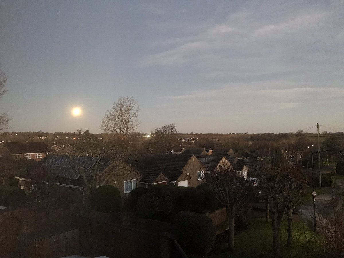 Lynda_Fussell's tweet image. A glorious full moon 🌕 visible in the northwest this morning. Have a magical day. 
#fullmoonincancer #FullMoon #flowacademy #notice #bepresent #breathe #gloriousmorning