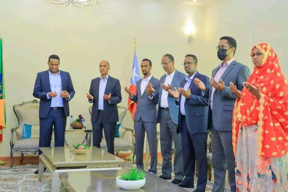 Mustafe_M_Omer's tweet photo. Many thanks to our brothers Harari Regional State and President Ordin Badri for contributing 11 million Birr (10 million cash and 1 million in-kind) to drought-affected people in Somali Region. It is a timely support which attests to the historical brotherhood of the two people. https://t.co/Z6yhgB9FgX