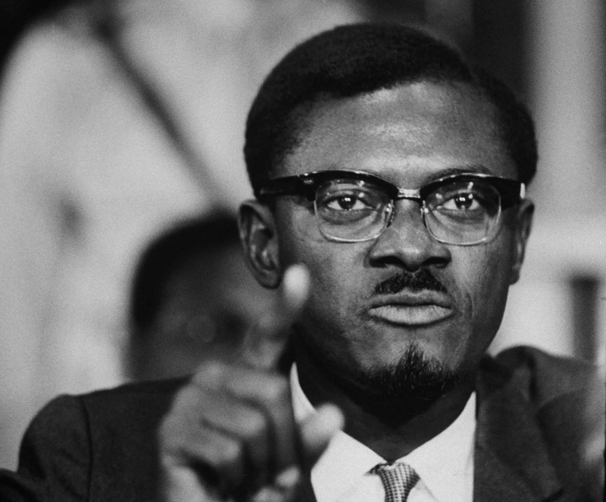 's tweet image. Le 17 janvier 1961, le 1er ministre du Congo Patrice Lumumba était assassiné. À la manœuvre de cette exécution: l'État belge, la CIA, les services de renseignement US et Eisenhower lui-même. Lumumba avait osé affirmer le droit des peuples africains à disposer de leurs richesses⤵️