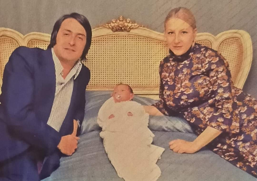 Nino Bravo on Twitter: "#NinoBravo junto a su esposa Amparo y su hija María  Amparo. Valencia, enero de 1972 .#FelizLunes https://t.co/BydslVWlyS" /  Twitter