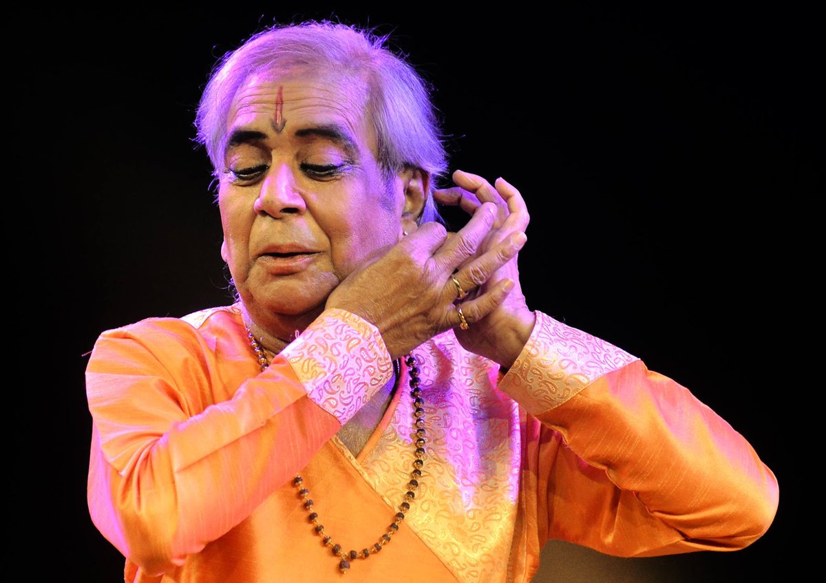 KamadDixit5's tweet photo. कथक सम्राट पण्डित बिरजू महाराज का 83 वर्ष की आयु में निधन!
भगवान उनको अपने श्री चरणों में स्थान दे।

परम कृष्ण भक्त और राष्ट्रवादी विचारों से ओतप्रोत थे महाराज जी।
#पंडित_बिरजू_महाराज #BirjuMaharaj https://t.co/LDiOl0H1cb