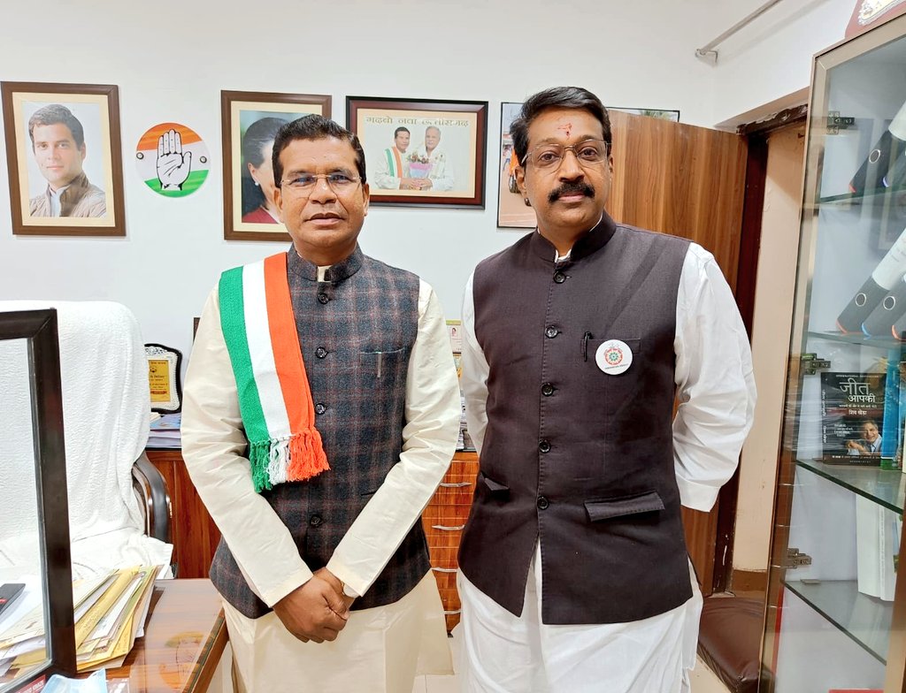 JawaharBalManch's tweet photo. National Chairman Dr @gvharigv met Shri @MohanMarkamPCC, PCC President Chattisgarh at his residence. https://t.co/JIpPmI8RTg