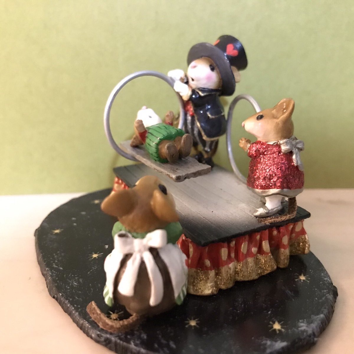 tjngkr's tweet photo. Wee Forest FolkのMOUSE EXPO 2014年のコレクション、“Vegas Magicians!” より、“Floating on”。8×6×6cm。
このセットには他に、Half a Chance, Big Slick's Tricks , Wee Magic Accessory, Karmouse the Magnificent, Step Right Upがある。(続く)
#WeeForestFolk
#マジシャンフィギュア https://t.co/V0NBk9H7ht