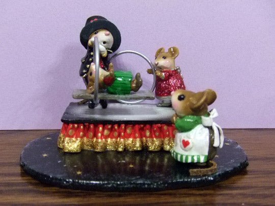 tjngkr's tweet photo. Wee Forest FolkのMOUSE EXPO 2014年のコレクション、“Vegas Magicians!” より、“Floating on”。8×6×6cm。
このセットには他に、Half a Chance, Big Slick's Tricks , Wee Magic Accessory, Karmouse the Magnificent, Step Right Upがある。(続く)
#WeeForestFolk
#マジシャンフィギュア https://t.co/V0NBk9H7ht