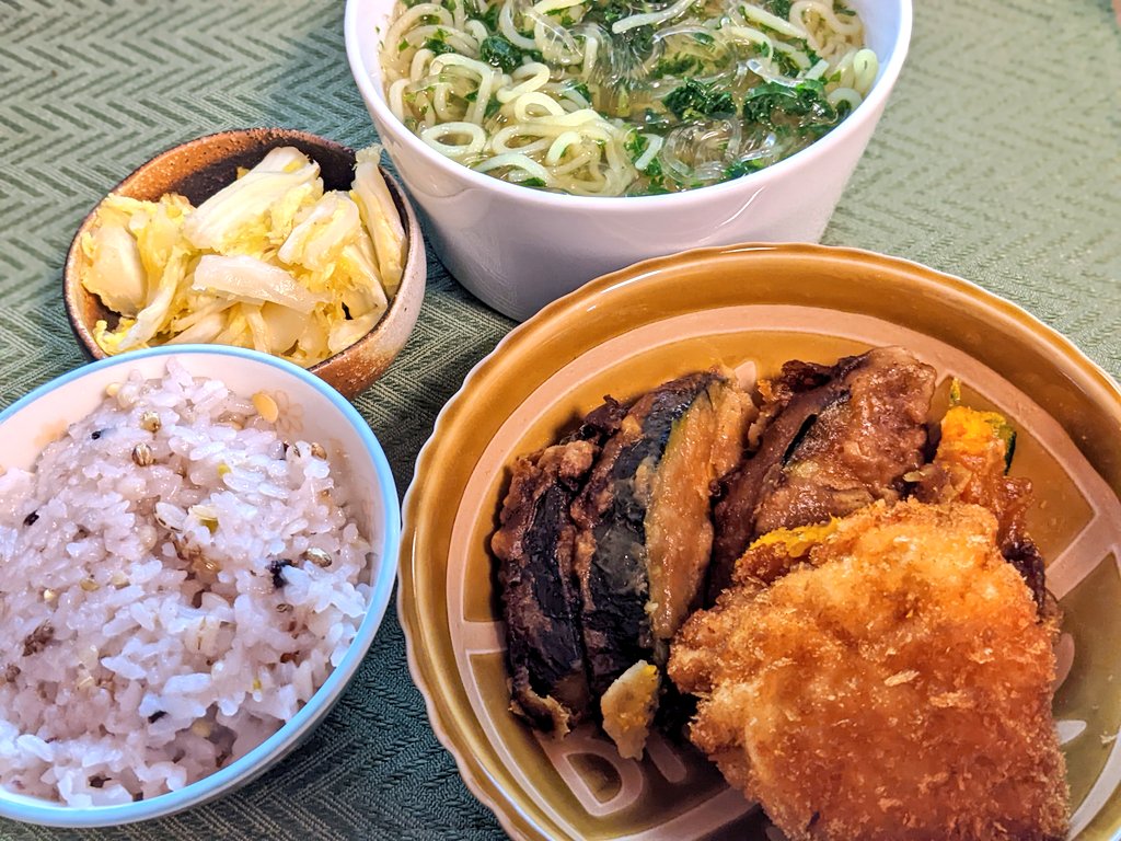 今日のごはん ささみチーズフライ かぼちゃの天ぷら 雑穀米ごはん 白菜の浅漬け 梅昆布風味 ケルプヌードル&こんにゃく麺スープ