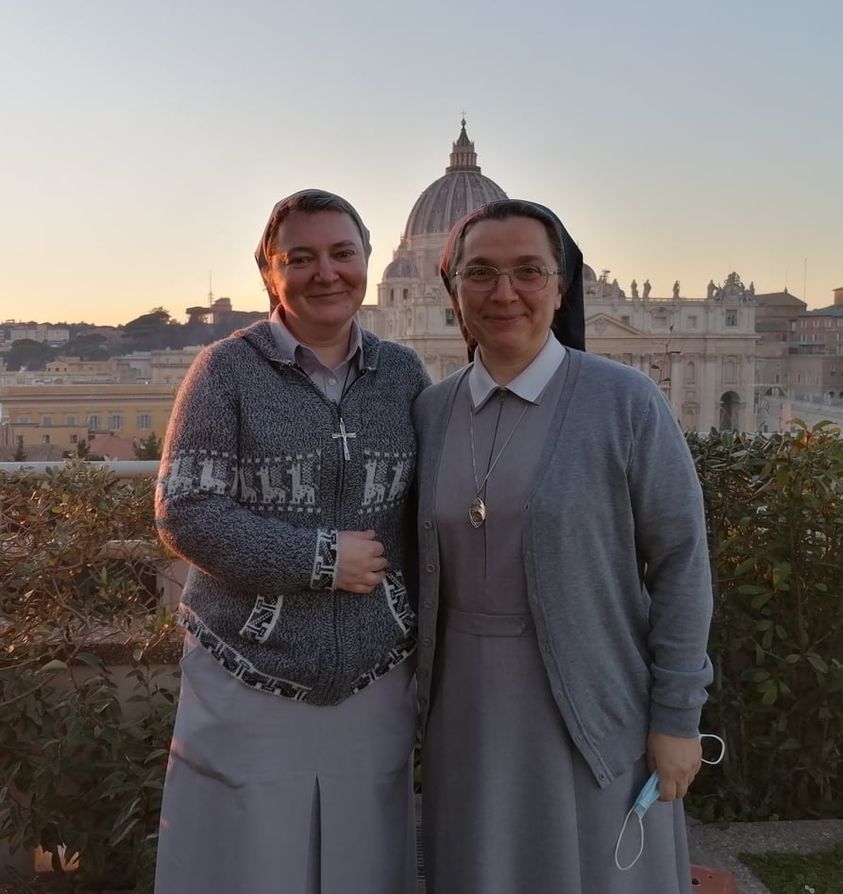pdm_missio's tweet photo. [DRUŻYNA PAPIEŻA]💛🤍 mamy już 💯lat💝 Na zdjęciu dwie siostry zakochane w misjach i całym sercem oddane animacji misyjnej: s. Roberta Tremarelli sekretarz generalny #PDMD i s. Monika Juszka RMI. Pozdrowienia dla Was z serca #PDM💝😍 https://t.co/Sv65r4WrFD
