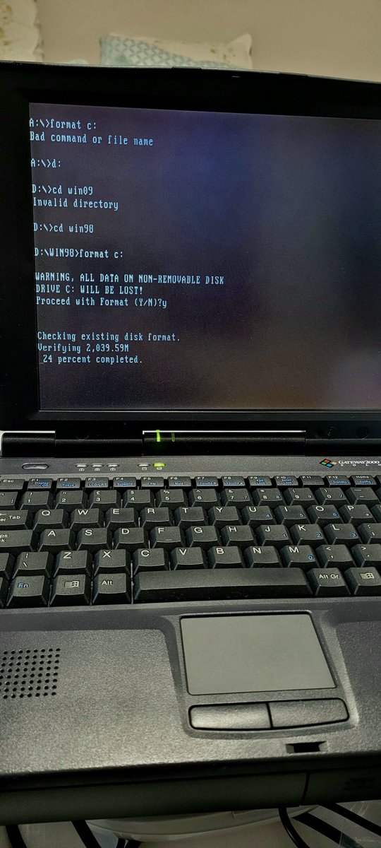 M4l1ggn0's tweet photo. Por fin he podido probar el Gateway 2000 Solo. Es un P133 con 16Mb RAM y 2GB de HDD. Parece funcionar todo bien despues de haberle sacado la humedad. Trae un 98 pero le voy a poner DOS y Win 95. Cuando por fin termine el video del #SocketABuildOff colgaré algo de este pequeñin https://t.co/qTOSV9jnrV