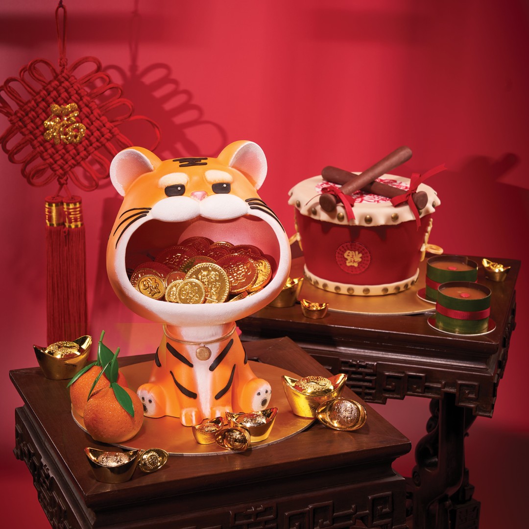 marinabaysands's tweet photo. Usher in the Year of the Tiger 🐯🍊 with an array of auspicious treats from #OriginandBloom! Highlights include the Laughing Tiger Bank, Lucky Drum, Nian Gao & Mandarin cake. Until 15 Feb, order online & collect your items: https://t.co/wNMNDT87XB. #CNYatMBS #MarinaBaySands https://t.co/83nmQNHPmq