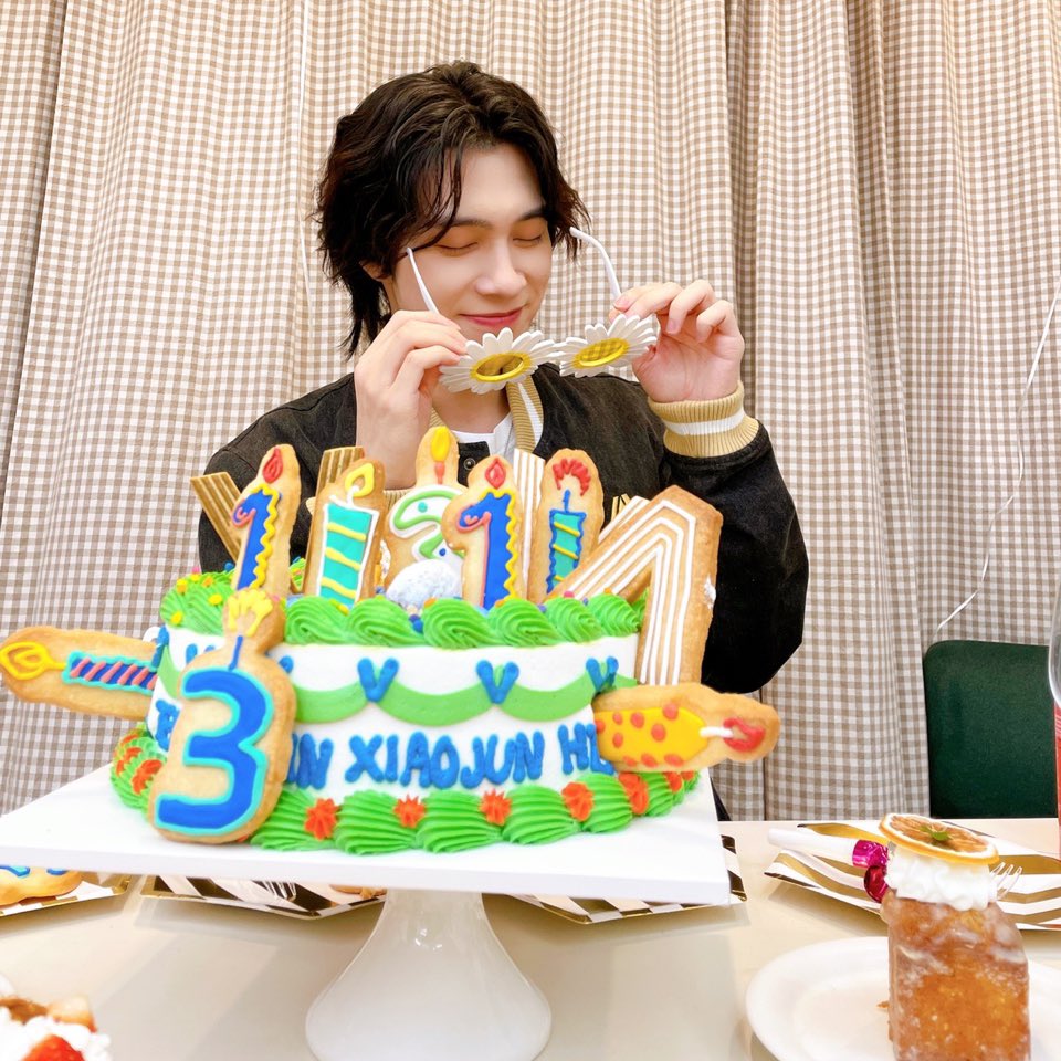 for hendery tweet media