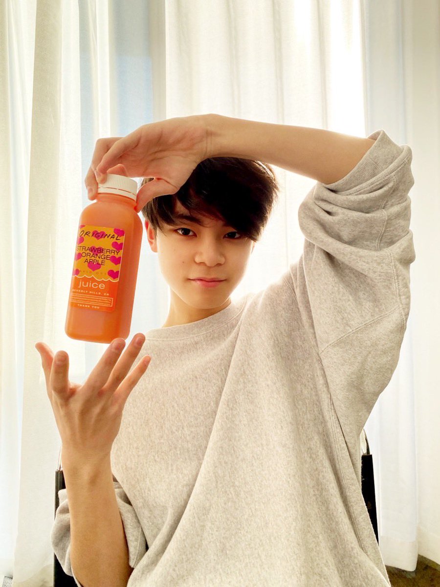 EDAMAMEOFFICIAL's tweet photo. バースデーブログとツイッターにコメントしてくれたみんなありがとうございます！いいねもRTもいっぱいあって嬉しい☺️
このご恩は一生…‼︎! 忘れません‼︎!
あとﾃﾞｲｳﾞｨｯd ｵｯﾄｩ飲んだよ
甘いジュース嫌いなんだけど
これは甘すぎず手軽にﾌﾚｪｪｪｯｼｭを楽しめてうまし🌱Keyon🐣#喜穏 https://t.co/58Geicathq