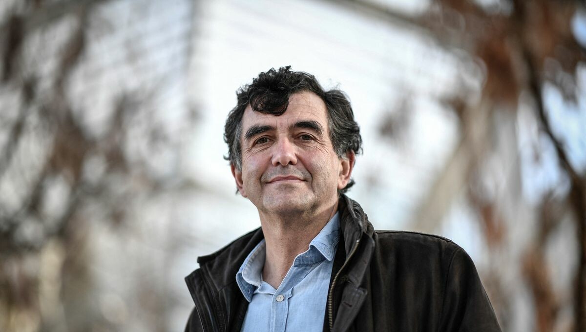 franceinter's tweet photo. "Le scénario du pire s’éloigne, le pic des infections au #COVID19 a été dépassé en IDF."
Arnaud Fontanet, épidémiologiste à l'Institut Pasteur, membre du Conseil scientifique et professeur au CNAM, était l'invité du Grand entretien dans #le79inter.
➡️ https://t.co/QWiEPVjRTW https://t.co/oMKvKhZTKh