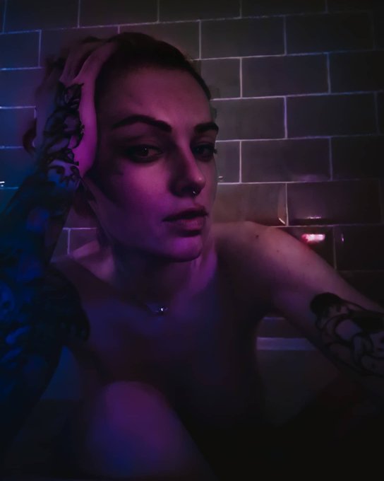 1 pic. When the candles I'm your bathroom give amazing lighting ??? https://t.co/nVds3Obaqi