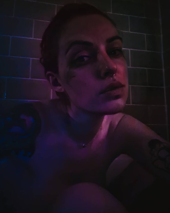 2 pic. When the candles I'm your bathroom give amazing lighting ??? https://t.co/nVds3Obaqi