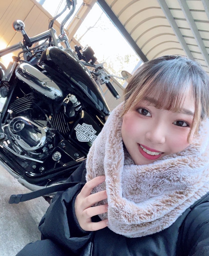 ゆきのこ バイクで歯医者に 実は歯科矯正中 通りかかったおじさん昔バイク乗ってたみたいで 話が盛りあがってなぜか500円くれた バイク乗りとして軽く自己紹介 アメリカンバイク マグナ250 ハーレーステッカー ツーリング仲間募集 バイク女子