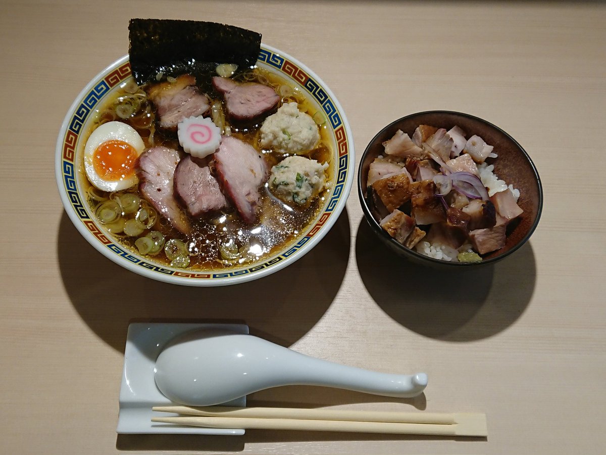 【昼レポ】高崎市、中華蕎麦 あお木『昭和の中華そば＋肉盛り焼豚丼』計￥1200‼️ 出遅れ感あったが、2022年、初あお木さん。 前回、叉焼が好印象だったので、叉焼丼狙い。 麺は、久々に、コレ