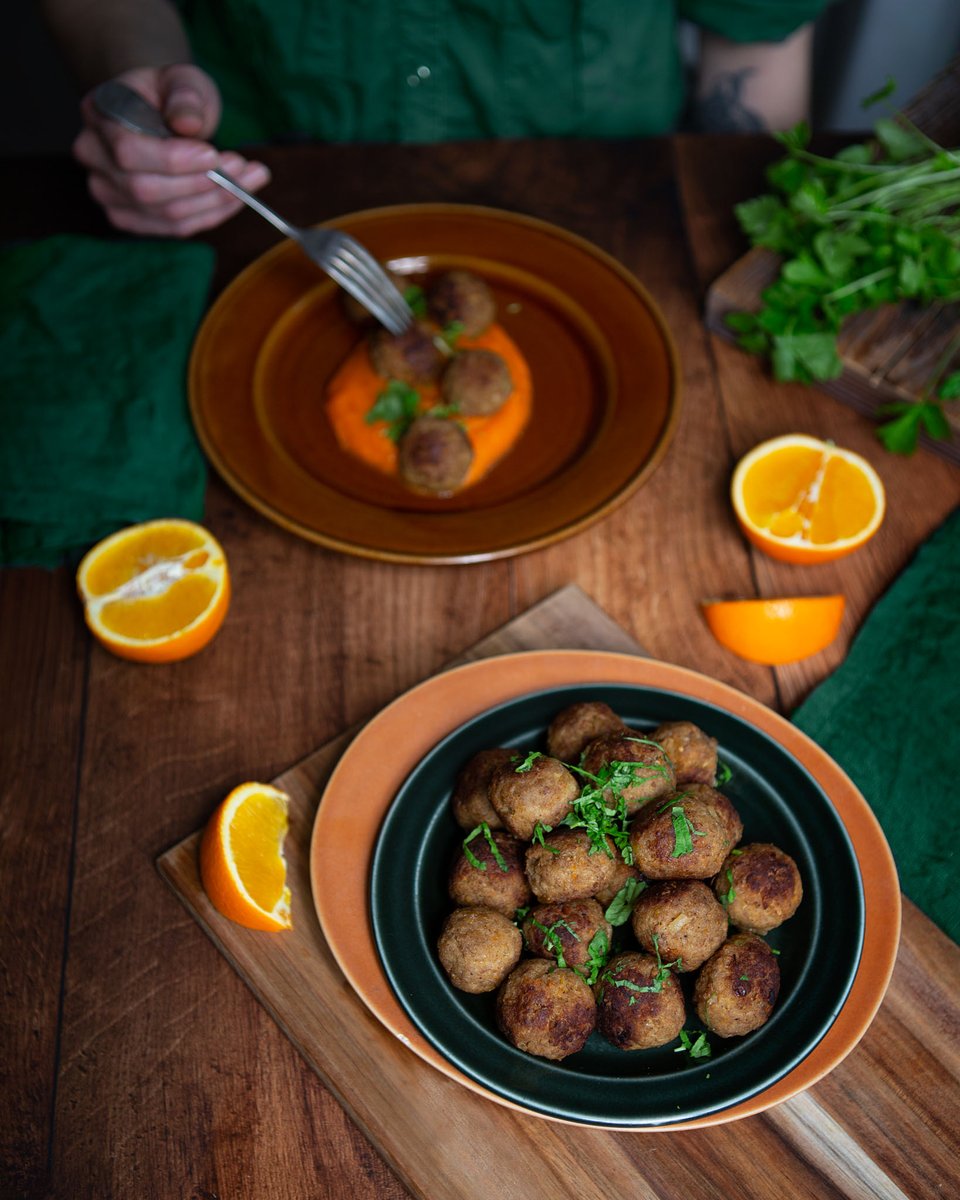 Tuo väriä keskitalven kattaukseen! Resepti yhteistyössä <a href="/Satokausi/">Satokausikalenteri</a> 

Sisilialaiset lihapyörykät ja porkkanapyree 🥕🍊
snellman.fi/fi/reseptit/si…
#Lihapullat