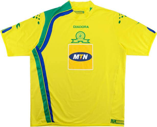 soccerzela's tweet photo. The FIRST Mamelodi Sundowns player that comes to mind when you see this jersey 👆🏿? https://t.co/pAhLeEqFiM