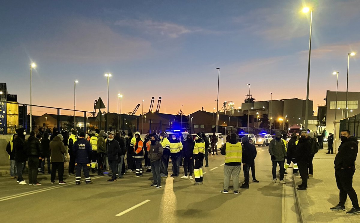 PortuariosBCN's tweet photo. 🔴EMPIEZA LA HUELGA en el @portdebarcelona‼️
Antes de que saliera el sol, piquetes de trabajadores bloqueaban el acceso a la base del amarre dentro del Puerto https://t.co/jJ2rsRWP1v