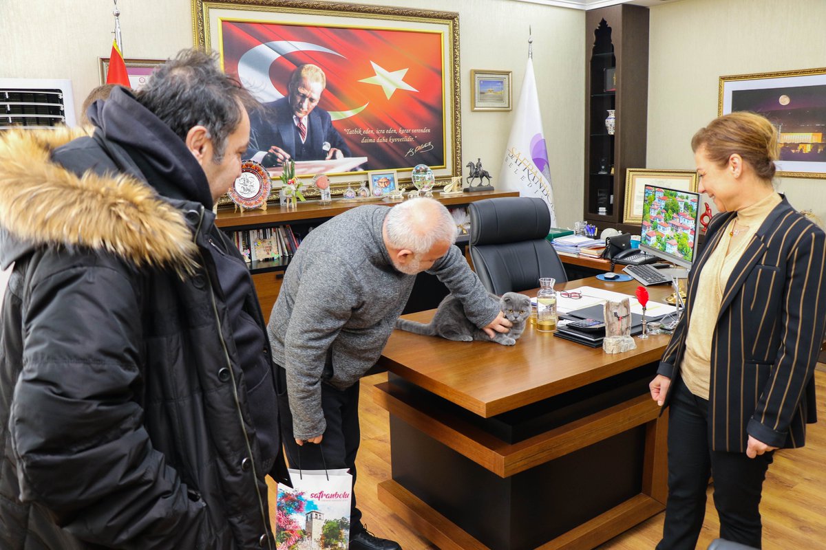SafranboluBld's tweet photo. #TRT'nin sevilen dizisi #Seksenler'in oyuncularından #DenizOral ve #FarukSofuoğlu ziyaretimize geldiler.
Onlarla, hem hayran kaldıkları #Safranbolu'muzu hem de Şubat ayında gerçekleştirecekleri #tiyatro oyununu konuştuk. Nazik ziyaretlerinden ötürü kendilerine teşekkür ediyoruz. https://t.co/cgkfCxIony