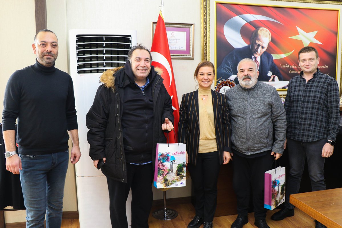 SafranboluBld's tweet photo. #TRT'nin sevilen dizisi #Seksenler'in oyuncularından #DenizOral ve #FarukSofuoğlu ziyaretimize geldiler.
Onlarla, hem hayran kaldıkları #Safranbolu'muzu hem de Şubat ayında gerçekleştirecekleri #tiyatro oyununu konuştuk. Nazik ziyaretlerinden ötürü kendilerine teşekkür ediyoruz. https://t.co/cgkfCxIony
