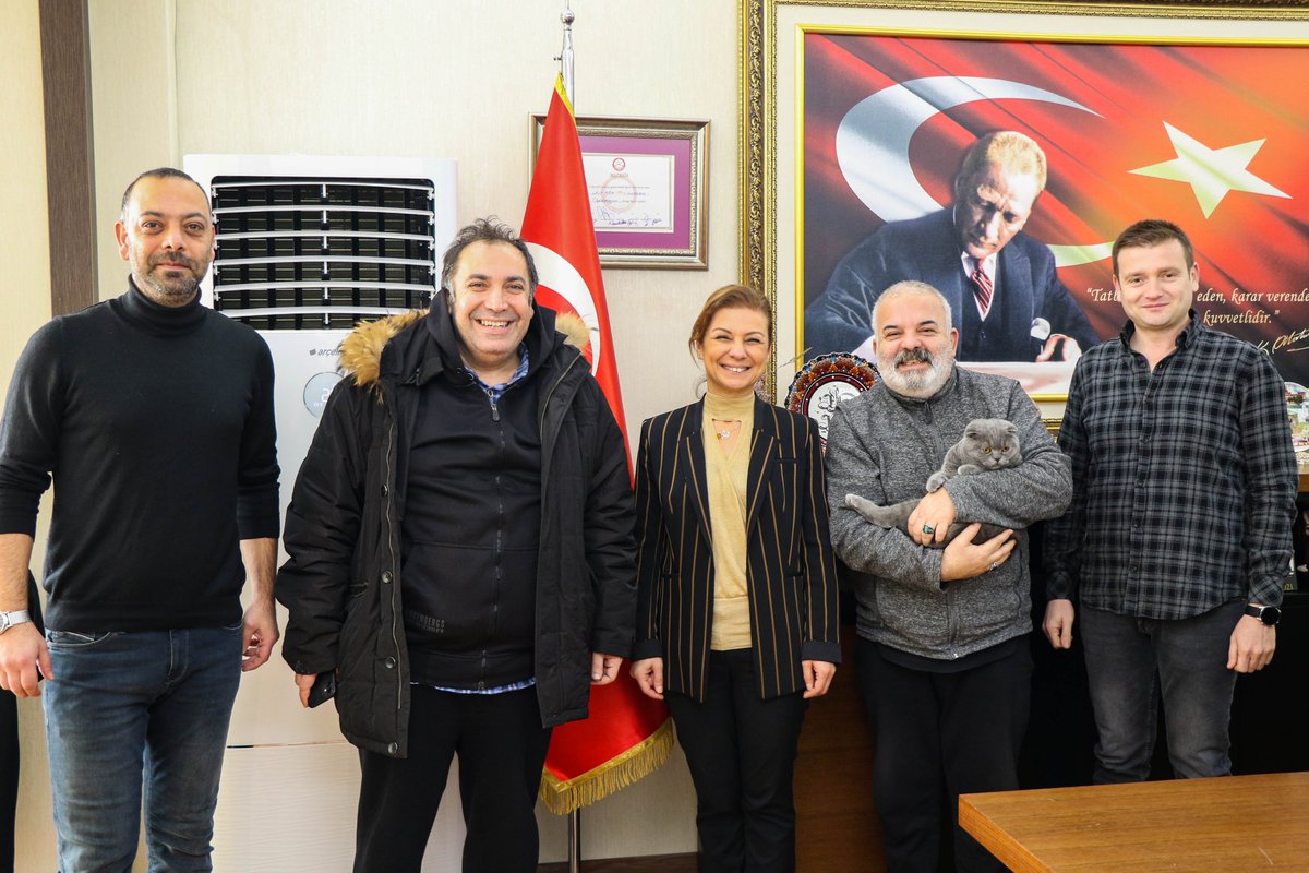 SafranboluBld's tweet photo. #TRT'nin sevilen dizisi #Seksenler'in oyuncularından #DenizOral ve #FarukSofuoğlu ziyaretimize geldiler.
Onlarla, hem hayran kaldıkları #Safranbolu'muzu hem de Şubat ayında gerçekleştirecekleri #tiyatro oyununu konuştuk. Nazik ziyaretlerinden ötürü kendilerine teşekkür ediyoruz. https://t.co/cgkfCxIony