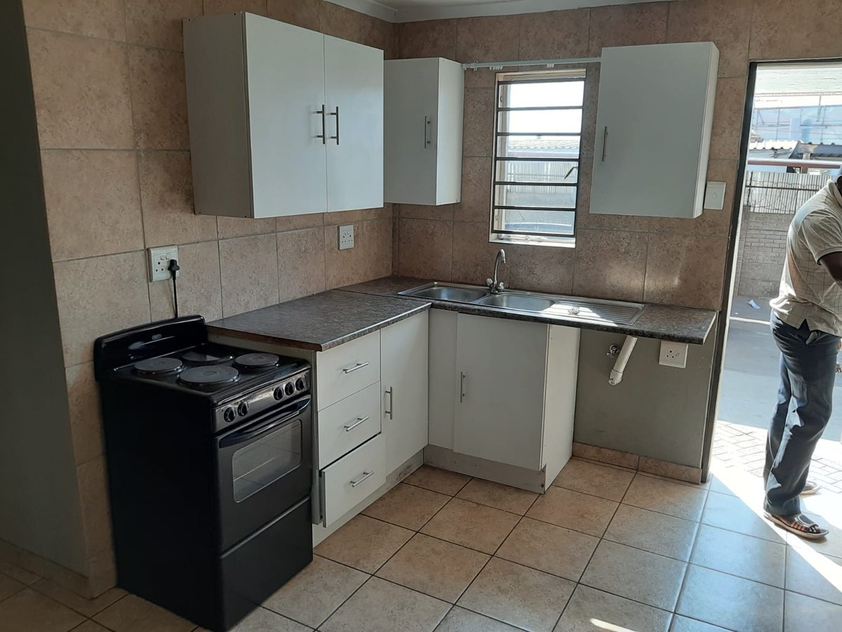 Michel_GroupSA's tweet photo. Please contact 079 527 1071 to secure your viewing! This could be your new home 🏡 💡🚗
#michelpropertymanagement #rent #singleroom https://t.co/H583Wb6cL4