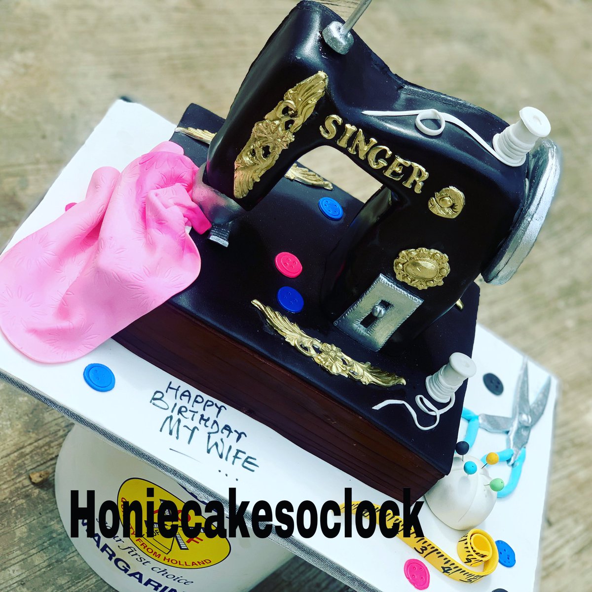 tipsylee1's tweet photo. Sewing 🧵 machine cake 🎂 
Cake for a fashion designer 💕💕💕
Well detailed💯💯💯
Please kindly help me retweet my hustle my customer may be on your TL
#cakesinibadan
#fashiondesignercake @MKanyes https://t.co/oUC43V9j2f