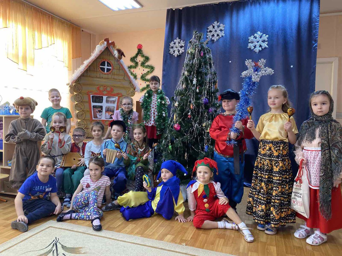 В #школа35 у #дошколят «Рождественские колядки» в подготовительной группе «Одуванчик»
Коляда, коляда,
Ты подай пирога,
В сундучок монетку,
А в мешок конфетку!