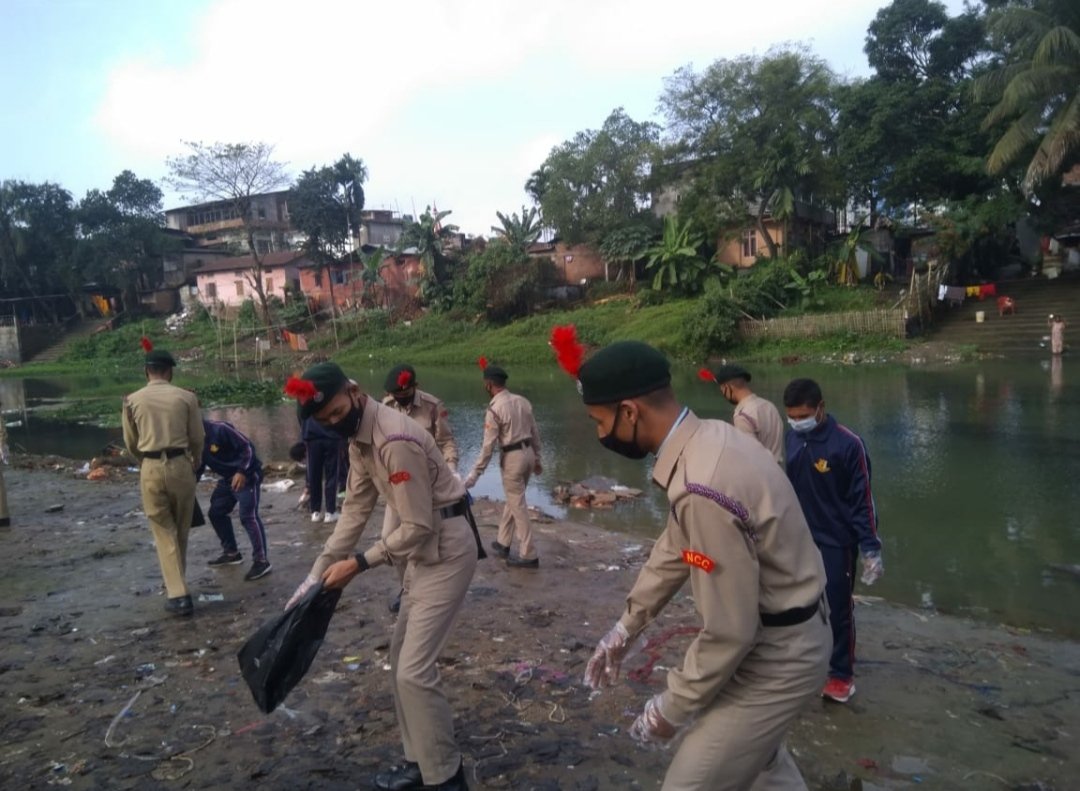 nccner's tweet photo. 44 Cdts from ADP College, Nagaon, Assam under 8 Assam Bn NCC, Gp HQ Tezpur observing National Youth Week on the occasion of the  birth Anniversary of Swami Vivekananda on 16 Jan 2022. The cdts cleaned the banks of Kalong river front and removed plastic and other waste materials. https://t.co/IegtMPDisl