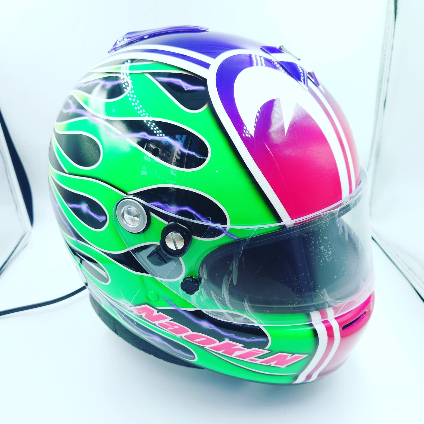 ハゼファクトリー 公式 オートサロンのデモランで先日塗装させていただいたヘルメットを早速被ってドリフト されていたみたいです T Co Npnkwhg2hq Twitter