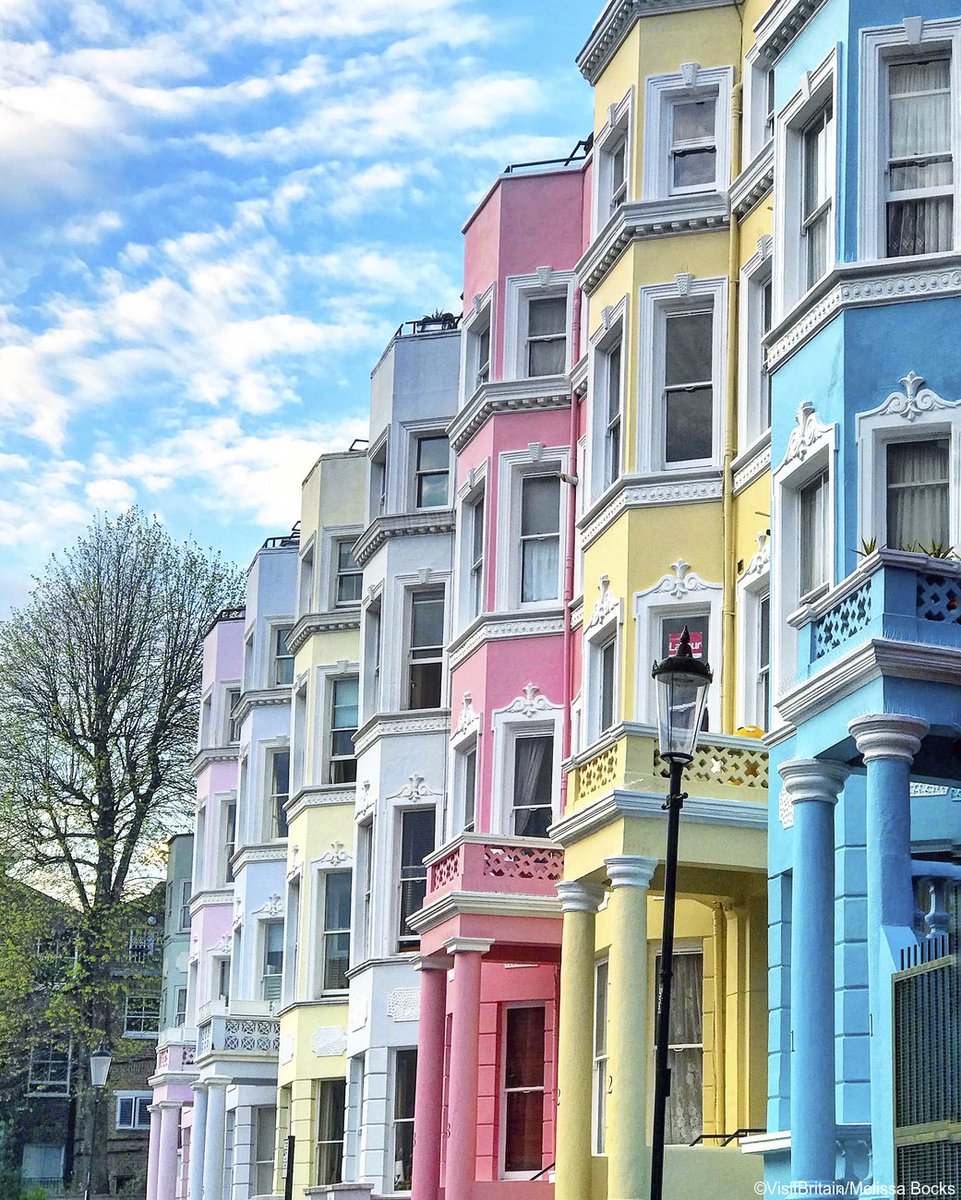 A wash of colour on #BlueMonday. There's never a dull moment in Notting Hill. 

#WelcomeToGREAT ❤️ 🧡 💛 💚 💙