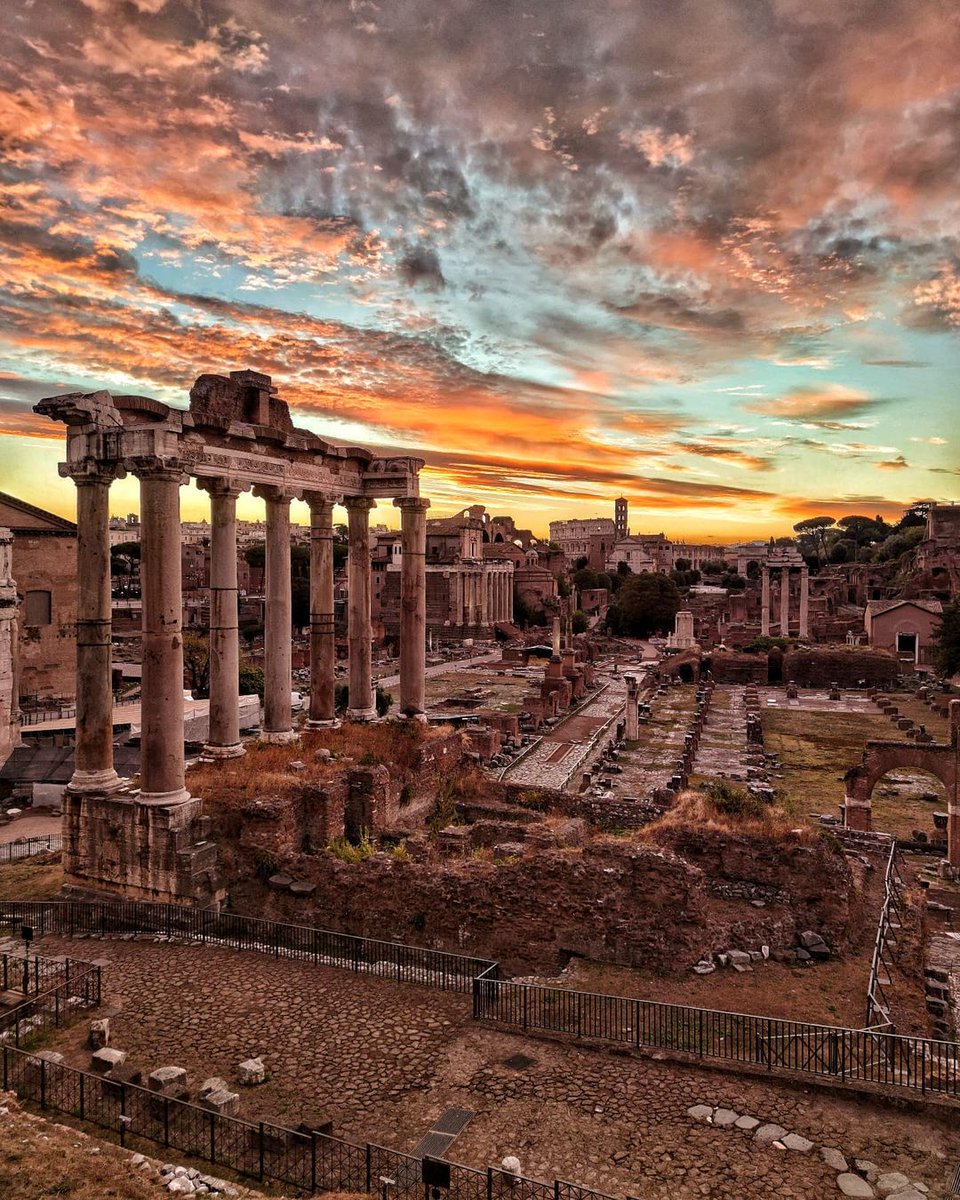 I tramonti più belli hanno cieli pieni di  nuvole...

 Beautiful sunsets need cloudy skies...

📸 IG cimmix82

<a href="/ParcoColosseo/">🏛 Colosseo • Foro Romano • Palatino</a> <a href="/museitaliani/">museitaliani</a> <a href="/MiC_Italia/">Ministero della Cultura</a> 

#VisitRome