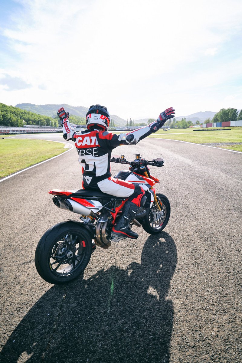 ducatiesp's tweet photo. ¡Buenos días ducatistas! Comienza el lunes con la Ducati Hypermotard 950 SP y buscarás cada momento para disfrutar de la conducción. Adrenalina en estado puro. Ahora con Ducati Smart Jacket de obsequio en la compra. #Hypermotard950SP #ducatihypermotard950 #DucatiSmartJacket #Ride https://t.co/FUsGnyUksF