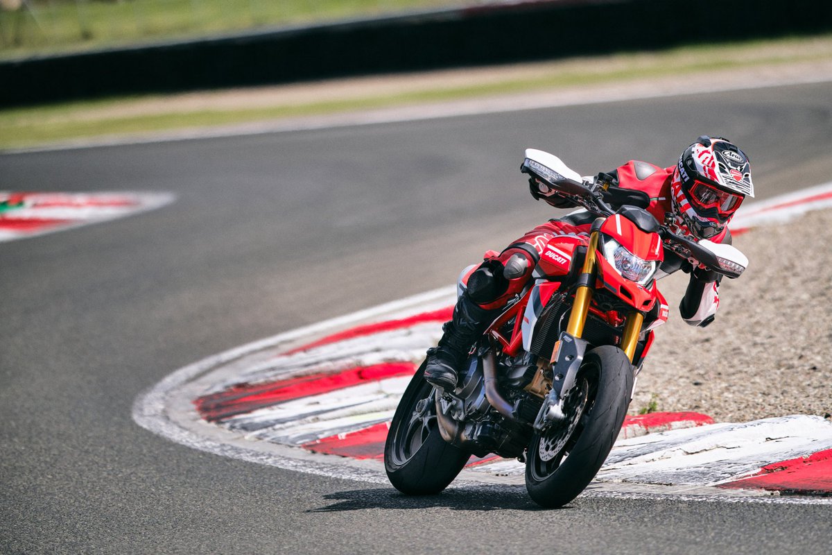 ducatiesp's tweet photo. ¡Buenos días ducatistas! Comienza el lunes con la Ducati Hypermotard 950 SP y buscarás cada momento para disfrutar de la conducción. Adrenalina en estado puro. Ahora con Ducati Smart Jacket de obsequio en la compra. #Hypermotard950SP #ducatihypermotard950 #DucatiSmartJacket #Ride https://t.co/FUsGnyUksF