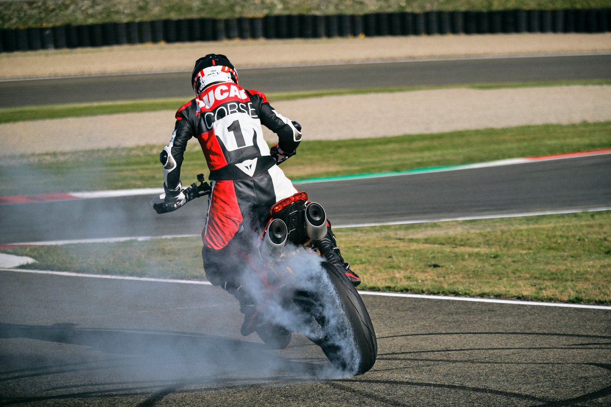 ducatiesp's tweet photo. ¡Buenos días ducatistas! Comienza el lunes con la Ducati Hypermotard 950 SP y buscarás cada momento para disfrutar de la conducción. Adrenalina en estado puro. Ahora con Ducati Smart Jacket de obsequio en la compra. #Hypermotard950SP #ducatihypermotard950 #DucatiSmartJacket #Ride https://t.co/FUsGnyUksF