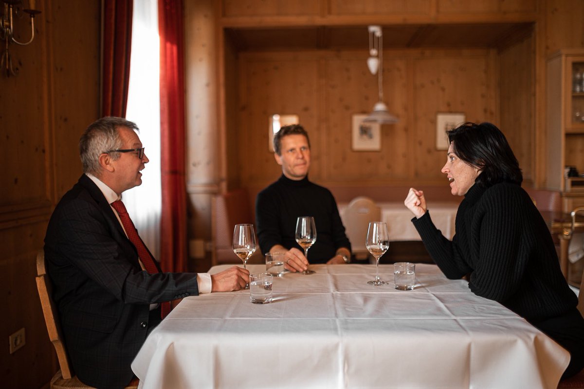 Möchtest du eine traditionelle und fundierte Ausbildung im Tourismus (Gastronomie und Hotelerie)? Dann besuche so wie wir die Akademie für Hotelmanagement am Kaiserhof in Meran. Für einen Tag sind wir dort nach 20 Jahren zurück gekehrt. Die Erinnerungen waren stark und emotional.