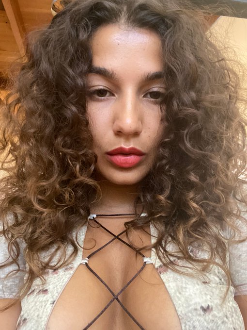 Watch Rubi Valentine's leaked NSFW photo on TwXstars