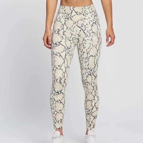rsharp0104's tweet photo. So good I had to share! Check out all the items I'm loving on @Poshmarkapp from @annenicole_dy #poshmark #fashion #style #shopmycloset #allfenix #caribbeanqueen #zara: https://t.co/MOhO3Wqjh0 https://t.co/PkZnK21OzY