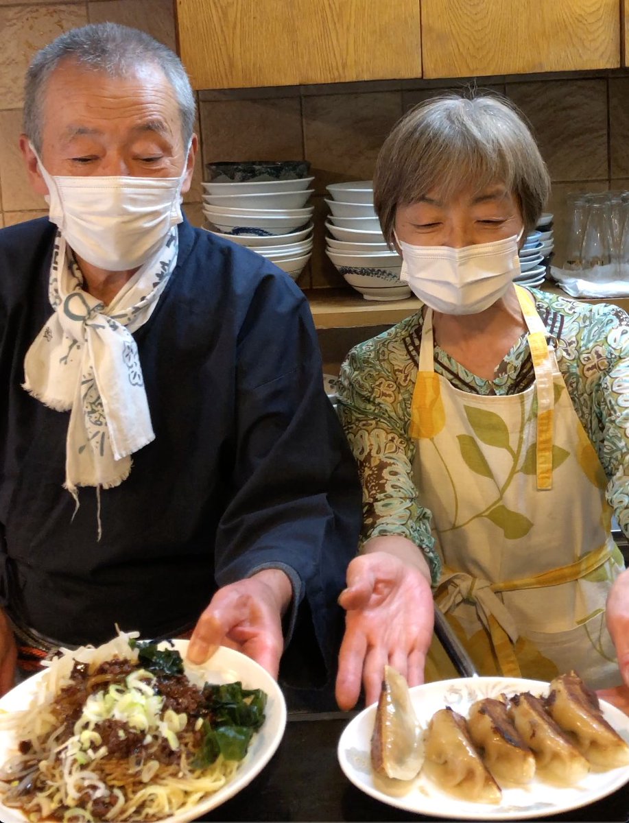 大将が冷やしを作る間に女将が餃子を焼いてくれ、同時に到着! Usually, he cooks the ramen and she brings it to the customers. Bu