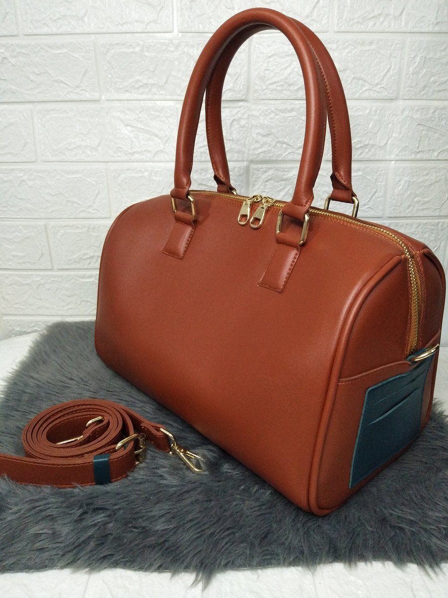 merchwithluv's tweet photo. BTS V Mute Boston Bag Inspired 👜
Get yours now for only 1,299 php + lsf

✔ 100% Handmade
✔ Quality Materials
✔ Synthetic Leather
✔ with freebies

To order:
https://t.co/e51imftz5n https://t.co/V2NKOx0RZ9