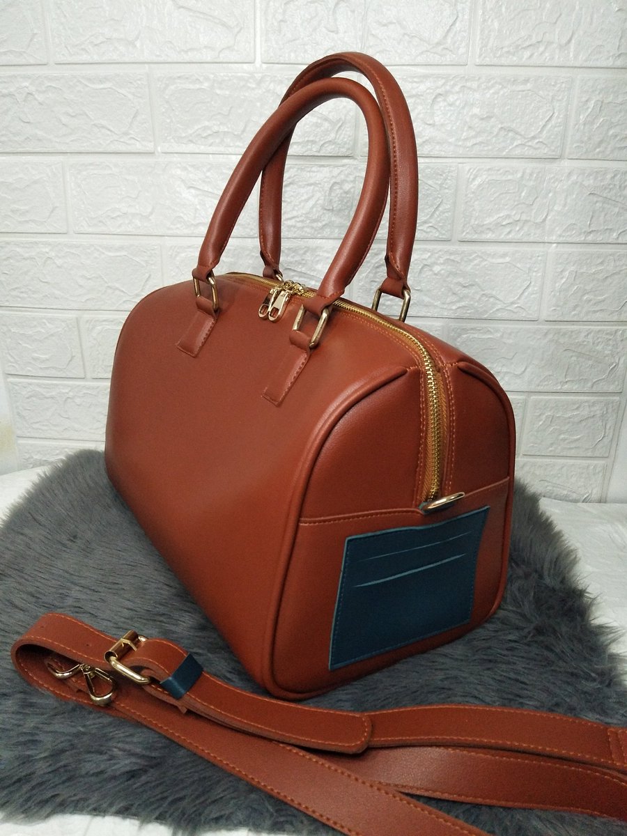 merchwithluv's tweet photo. BTS V Mute Boston Bag Inspired 👜
Get yours now for only 1,299 php + lsf

✔ 100% Handmade
✔ Quality Materials
✔ Synthetic Leather
✔ with freebies

To order:
https://t.co/e51imftz5n https://t.co/V2NKOx0RZ9