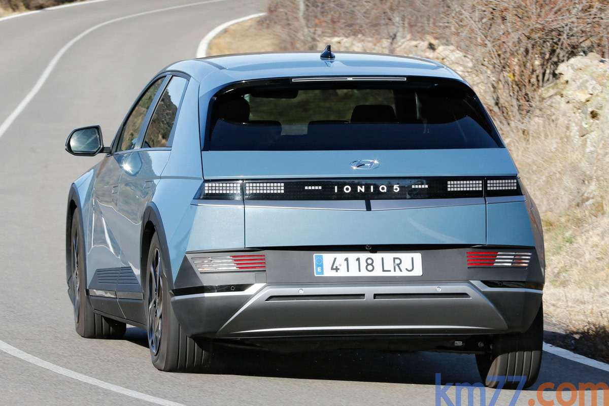 Ya tenemos lista la prueba del #Hyundai IONIQ 5, un coche que nos ha gustado mucho por la suavidad con la que rueda. Con el motor de 218 CV las prestaciones son buenas y con la batería de 73 kWh, es posible recorrer unos 400 km. ⚡️⚡️⚡️

 <a href="/HyundaiPR_es/">Hyundai Prensa</a> 

km77.com/coches/hyundai…