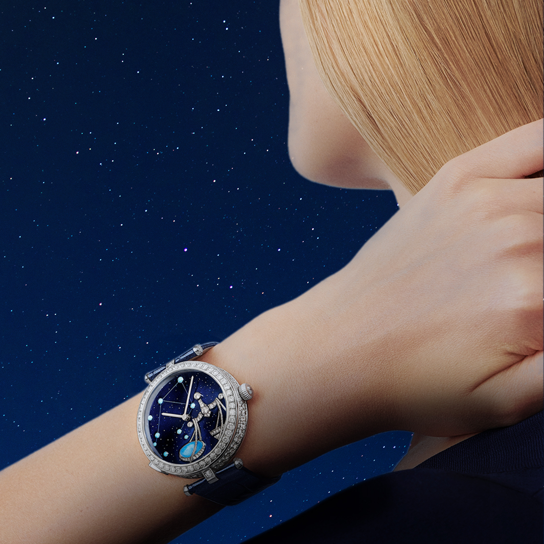 vancleef_japan's tweet photo. 魔法のような星空に輝く天秤座のスペクタクルをお見逃しなく。メゾン独自の機械式自動巻きムーブメントで星々の瞬きを再現したゾディアック リュミヌーが手もとの宇宙に生命を吹き込みます。https://t.co/MZSBSRuhyO
#VCAwatches #VCAZodiaque #VCAPoetryofTime #ポエトリーオブタイム #VanCleefArpels https://t.co/ynedA4hB9a