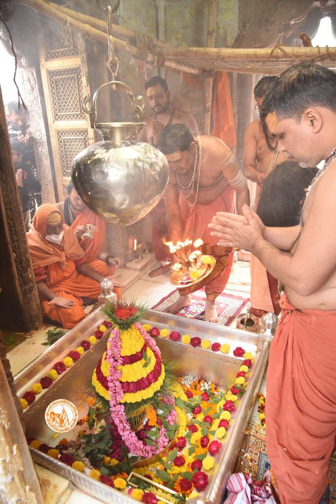 ShriVishwanath's tweet photo. आज दिनाँक 17-01-2022 को श्री काशी विश्वनाथ मंदिर के दोपहर भोग आरती के दर्शन।

#ShriKashiVishwanath #Shiv #Mahadev #Baba #Temple #Nyas #Darshan #Blessings  #BhogAarti #Varanasi #Aarti #Kashi #Jyotirlinga #VishwanathDham #Corridor https://t.co/HgMilbOpQv