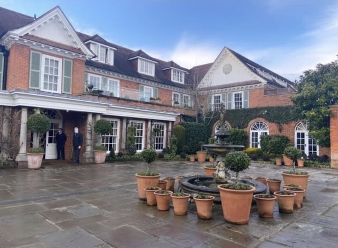 eventprofslive's tweet photo. Wow what a FAM and what a way to kick off our 2022 events programme for our members @chewtonglen @LernouxDock! What a 24 hours they had - lunch @TheKitchenatCG, a art class via @walderevents, showcase of the spaces and a private dining experience! #eventprofs https://t.co/4AThHoYV1n
