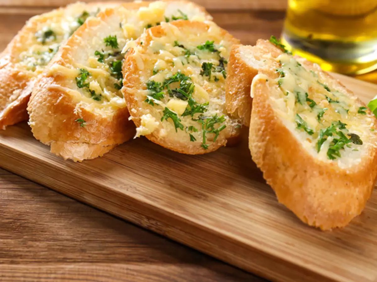 amyxdaisies's tweet photo. gorgeous gorgeous girls have an obsession with garlic bread https://t.co/JKE7KNcJui