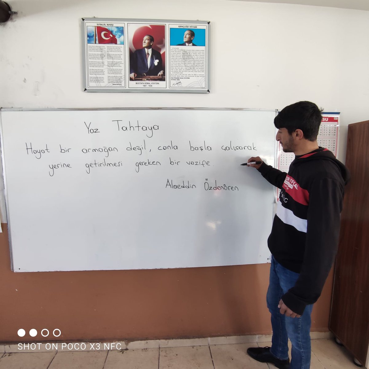 VakfTugva's tweet photo. Lise yıllarını aksiyon ile kodlayanlar burada mı?🤓

Birinci dönemin son #YazTahtaya sözü geldi.🥺

Büyük harflerle okuyalım: ✍
"Hayat bir armağan değil, canla başla çalışarak yerine getirilmesi gereken bir vazife."

Haydi! Tekrarı olmayan günlere #YazTahtaya'yı da ekle🍃 https://t.co/ejh99jitTd