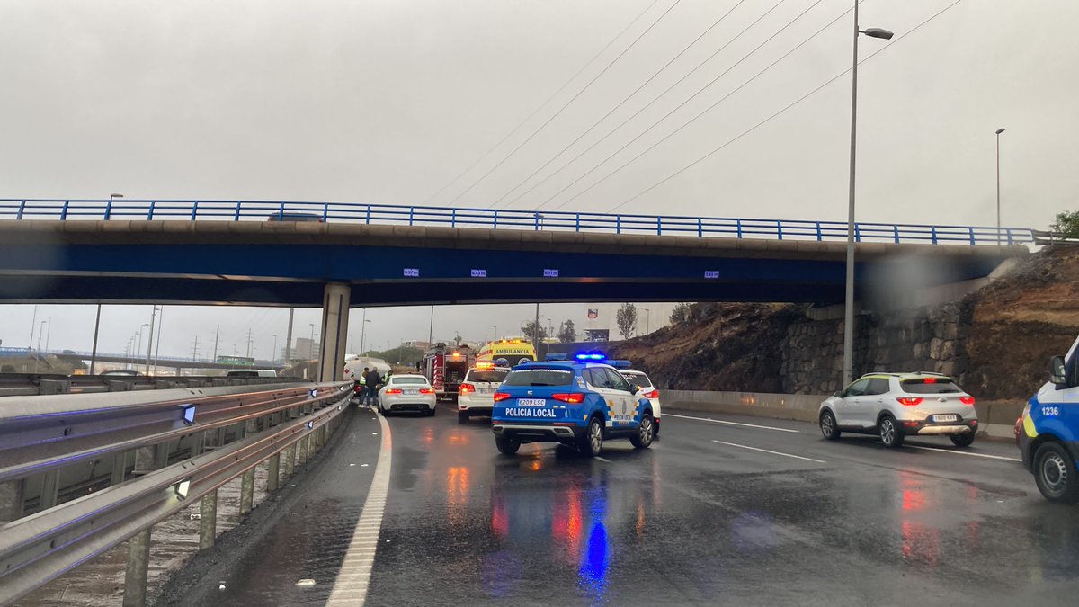 PoliciaLocalSC's tweet photo. ATENCIÓN: Colisión entre un turismo y un vehículo de transporte de combustible en autopista del Sur (TF-1) sentido salida del municipio. Hay derrame de combustible en la vía. Retenciones de tráfico en estos momentos. @PoliciaLocalSC y @BomberosTf en el lugar. https://t.co/Jf3mMdC2LC