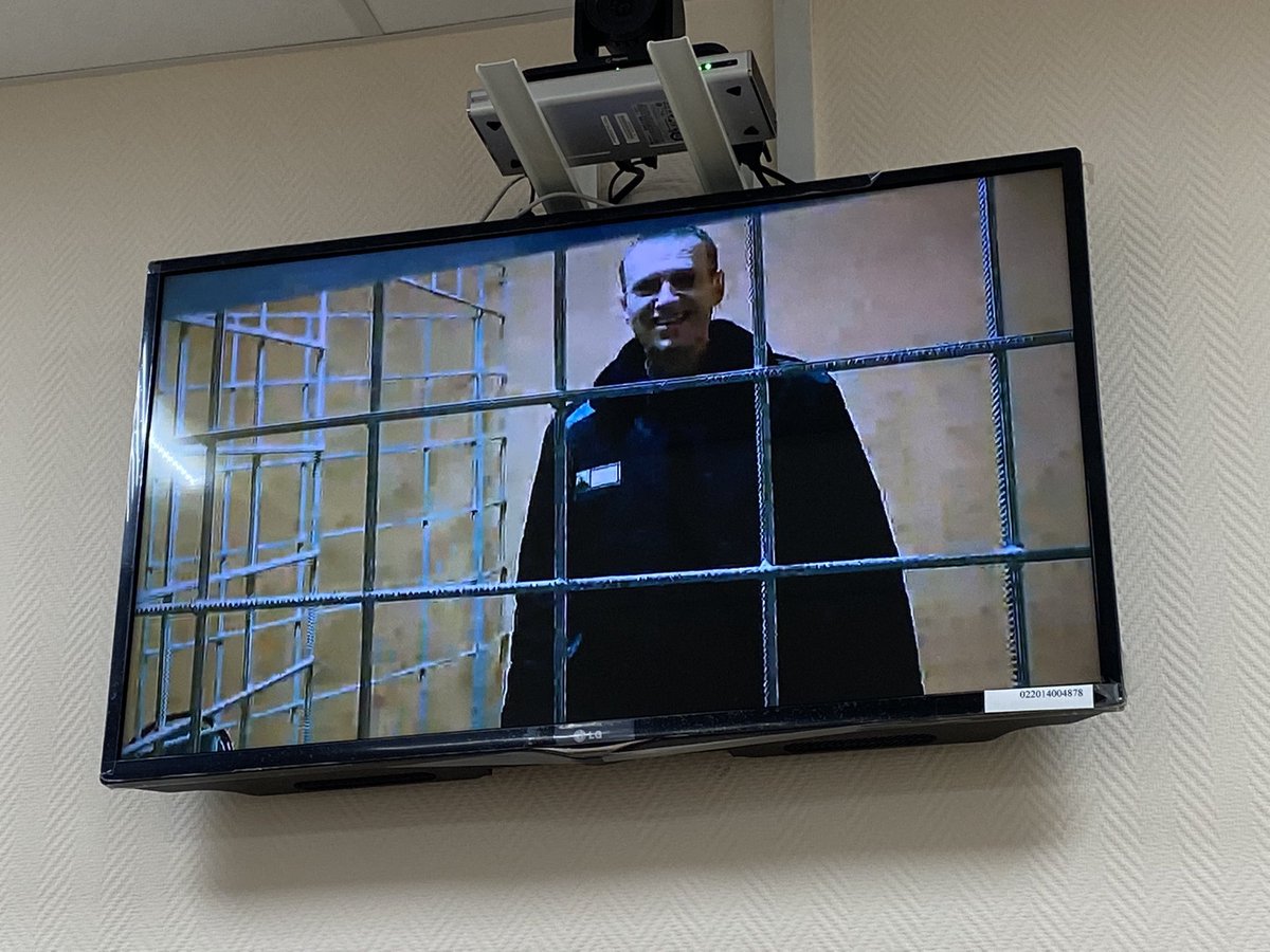 Весь этот ад проходить с улыбкой на лице. Другого такого человека просто не знаю. Лучший. Свободу Навальному.