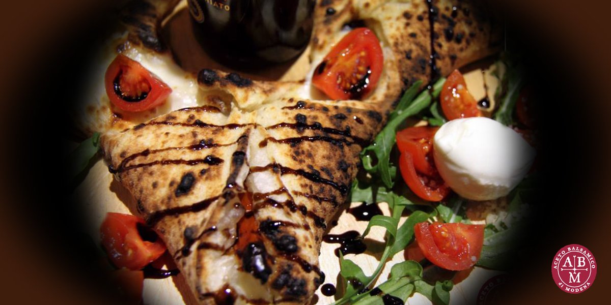 TutelaBalsamico's tweet photo. Oggi è la #GiornataMondialedelPizzaiolo!🍕
Celebralo gustando una buona #pizza abbinata all’#AcetoBalsamicodiModena #IGP: un accostamento che ti conquisterà!😋 https://t.co/uA1x0NQ4XT